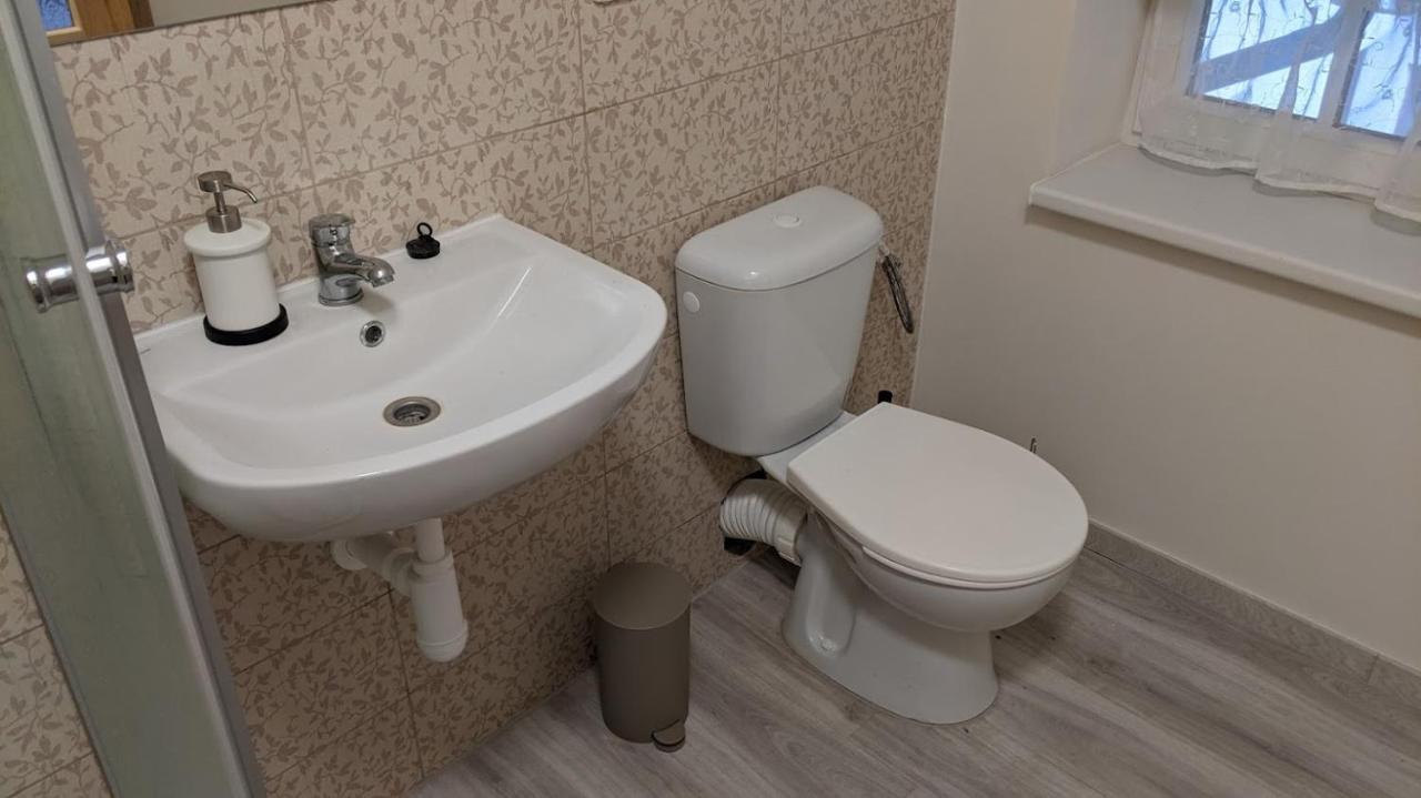 Chalupa U Rybnika Strehom Dolní Bousov Kültér fotó
