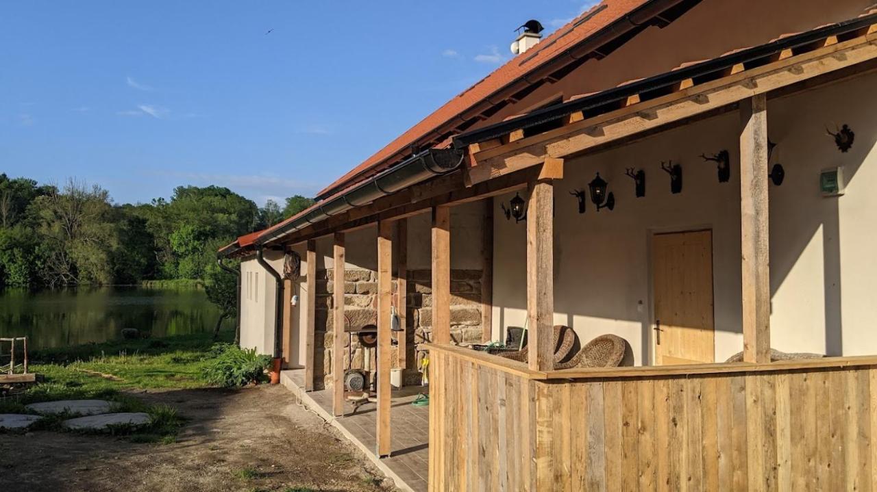 Chalupa U Rybnika Strehom Dolní Bousov Kültér fotó