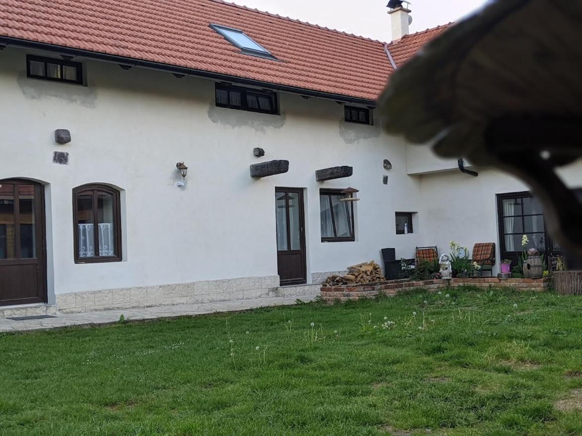 Chalupa U Rybnika Strehom Dolní Bousov Kültér fotó